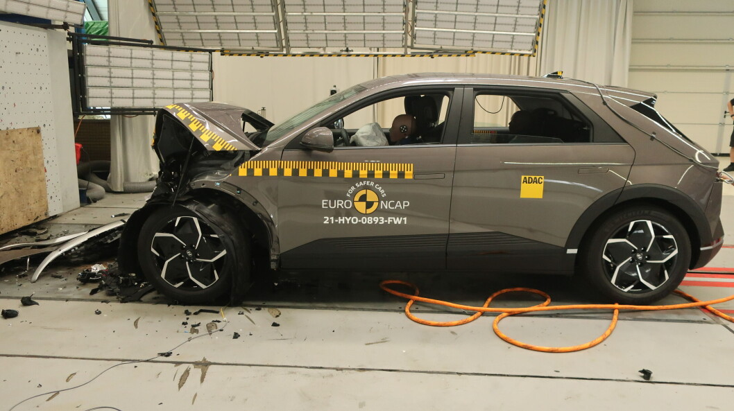 TOMMEL OPP FOR SMELL: Hyundai Ioniq 5 i frontkollisjonsdelen av Euro NCAP-testen. TOMMEL OPP FOR SMELL: Hyundai Ioniq 5 i frontkollisjonsdelen av Euro NCAP-testen.