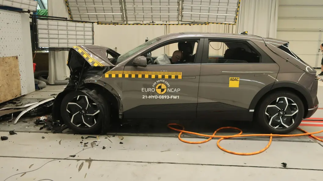TOMMEL OPP FOR SMELL: Hyundai Ioniq 5 i frontkollisjonsdelen av Euro NCAP-testen. TOMMEL OPP FOR SMELL: Hyundai Ioniq 5 i frontkollisjonsdelen av Euro NCAP-testen.