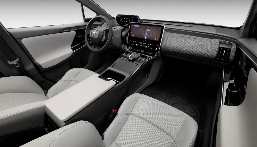 <span class=" font-weight-bold" data-lab-font_weight_desktop="font-weight-bold">RUNDT RATT:</span> Konseptbilen hadde et annet type ratt, som trolig hadde skapt reaksjoner hos konservative Toyota-kunder som skal gå over fra en eldre RAV4 til en ny elbil. På den endelige versjonen er rattet blitt rundt igjen. <span class=" font-weight-bold" data-lab-font_weight_desktop="font-weight-bold">RUNDT RATT:</span> Konseptbilen hadde et annet type ratt, som trolig hadde skapt reaksjoner hos konservative Toyota-kunder som skal gå over fra en eldre RAV4 til en ny elbil. På den endelige versjonen er rattet blitt rundt igjen.
