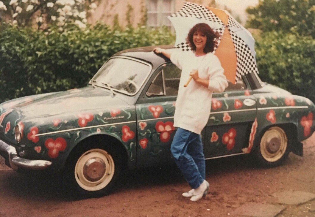 <span class="font-weight-bold" data-lab-font_weight_desktop="font-weight-bold">FRANSK ROSE:</span> Nina Hildegard Tronsmoen fikk my oppmerksomhet da hun brukte en offentlig parkeringsplass som «atelier» for å rosemale sin Renault Dauphine. <span class="font-weight-bold" data-lab-font_weight_desktop="font-weight-bold">FRANSK ROSE:</span> Nina Hildegard Tronsmoen fikk my oppmerksomhet da hun brukte en offentlig parkeringsplass som «atelier» for å rosemale sin Renault Dauphine.