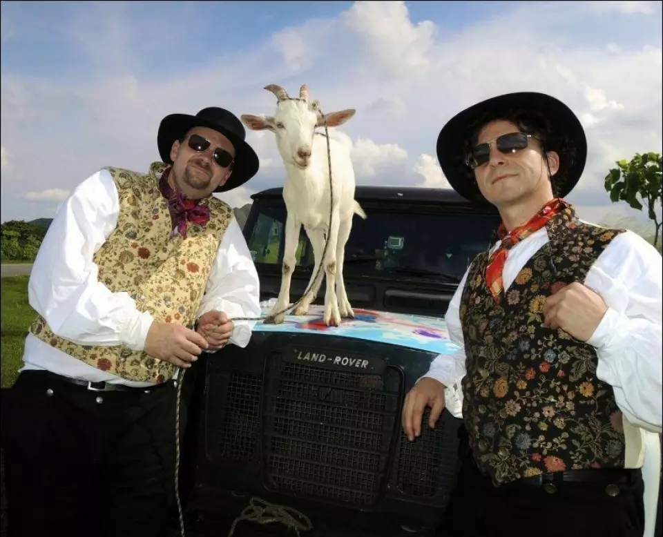 BUNADSMAFIAEN: Nils Wærstad og Ronny Kristoffersen er blant annet kjent for TV-seriene «Walkabout» og «Handlingens menn», her med det duoen kaller «Nmmndalsbunad» – og Land Rover som er rosemalt i fri stil.