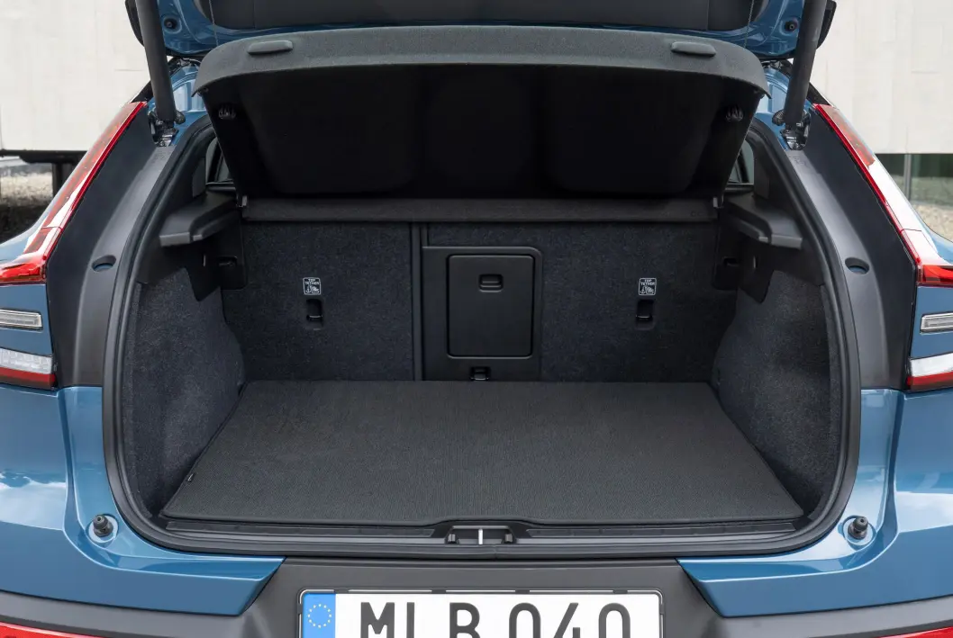 <span class="font-weight-bold" data-lab-font_weight_desktop="font-weight-bold">NESTEN SOM FØR:</span> Lasteplassen i C40 er den samme som i XC40, når man måler til toppen av bakseteryggen. Men det skrånende bakvinduet betyr mindre rom når du skal stable i høyden. Andre seterad har 60-40-deling og skiluke. <span class="font-weight-bold" data-lab-font_weight_desktop="font-weight-bold">NESTEN SOM FØR:</span> Lasteplassen i C40 er den samme som i XC40, når man måler til toppen av bakseteryggen. Men det skrånende bakvinduet betyr mindre rom når du skal stable i høyden. Andre seterad har 60-40-deling og skiluke.