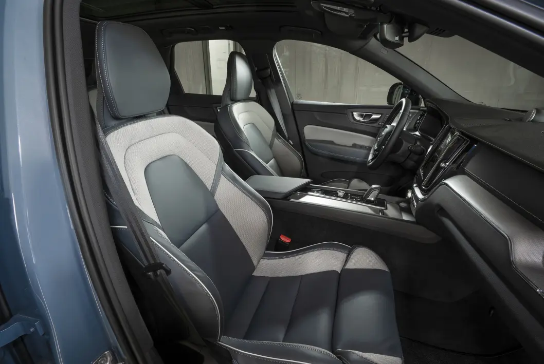 <span class="font-weight-bold" data-lab-font_weight_desktop="font-weight-bold">DET ER DET INDRE SOM TELLER:</span> Volvo XC60 har fått betydelige teknologiske oppgraderinger, men i det ytre er det meste godt gjenkjennelig. <span class="font-weight-bold" data-lab-font_weight_desktop="font-weight-bold">DET ER DET INDRE SOM TELLER:</span> Volvo XC60 har fått betydelige teknologiske oppgraderinger, men i det ytre er det meste godt gjenkjennelig.
