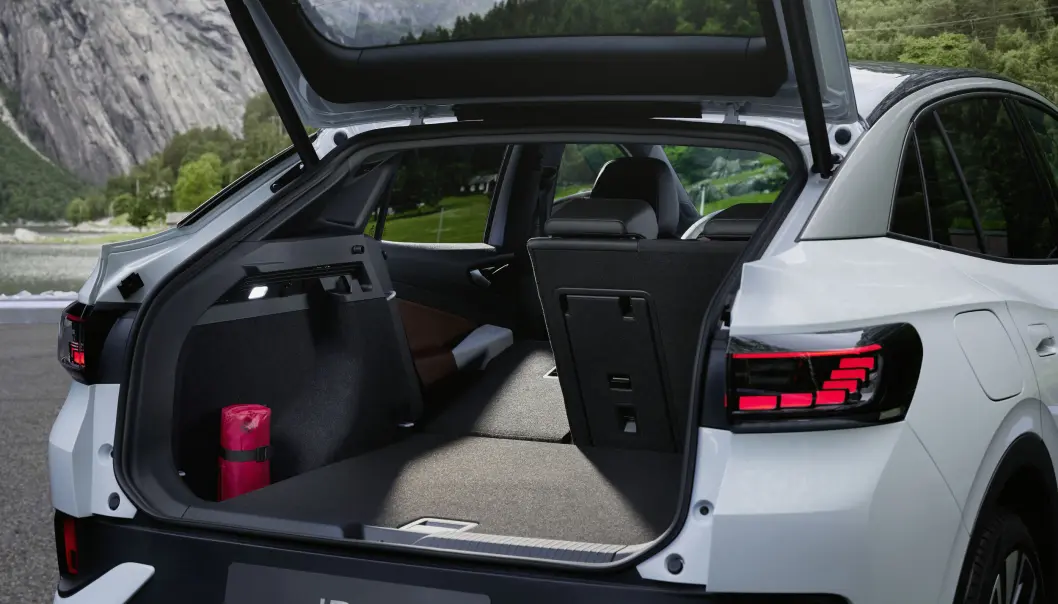 <span class=" font-weight-bold" data-lab-font_weight_desktop="font-weight-bold">NOK? </span>Volkswagen oppgir et bagasjevolum på 549 liter for ID.5, det er seks liter mer enn ID.4. Men fra målepunktet – som er toppen av setet – og opp til taket, mister den mer sporty versjonen volum. <span class=" font-weight-bold" data-lab-font_weight_desktop="font-weight-bold">NOK? </span>Volkswagen oppgir et bagasjevolum på 549 liter for ID.5, det er seks liter mer enn ID.4. Men fra målepunktet – som er toppen av setet – og opp til taket, mister den mer sporty versjonen volum.