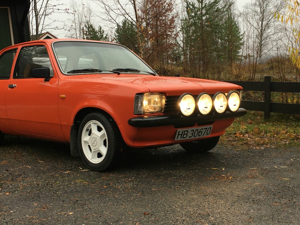 BLI LYS: Anders Berglund har gjort sin 1978-modell Opel Kadett særs framtung ved hjelp av velvoksne ekstralys.