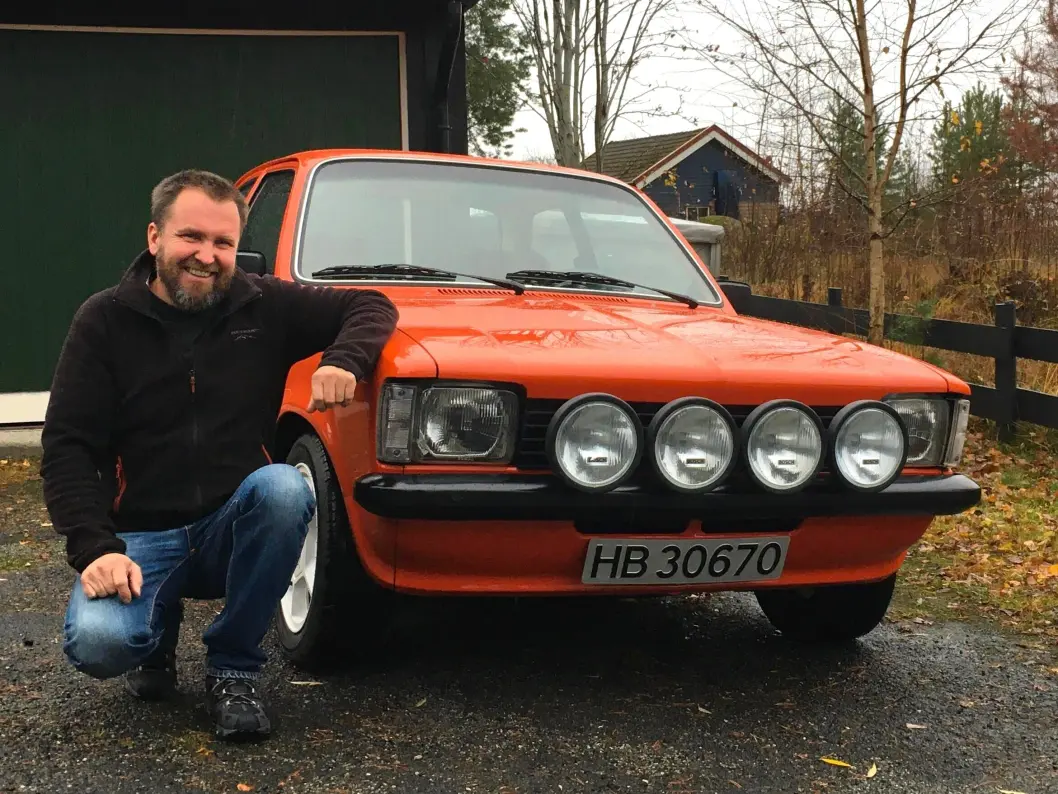 FLOMLYS: Anders Berglund bor i et av Norges mest elgtette områder og bruker sin 1979-modell Opel Kadett hele året. FLOMLYS: Anders Berglund bor i et av Norges mest elgtette områder og bruker sin 1979-modell Opel Kadett hele året.