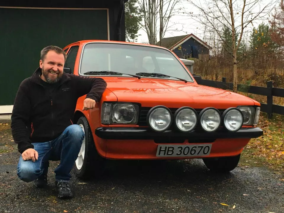 FLOMLYS: Anders Berglund bor i et av Norges mest elgtette områder og bruker sin 1979-modell Opel Kadett hele året.