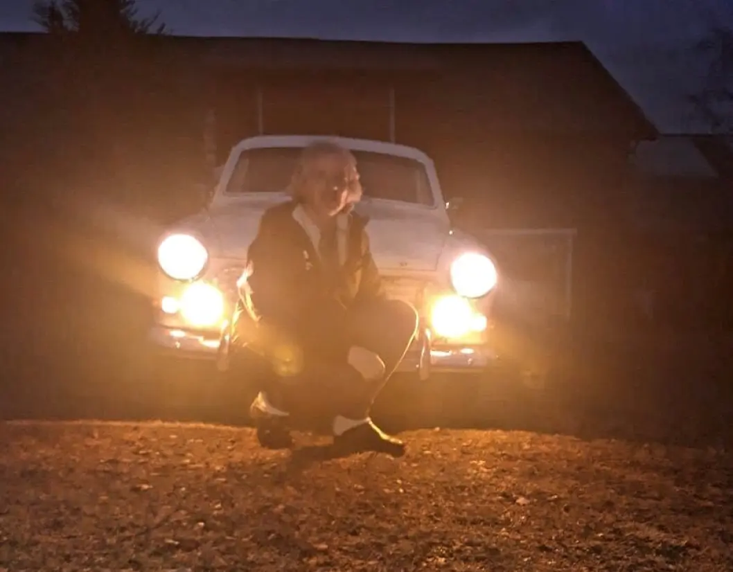 <span class="font-weight-bold" data-lab-font_weight_desktop="font-weight-bold">TÅKELUR:</span> Volvo Amazon-eier Leif Ove Walle blir både blendet og delvis borte i lysfontenen fra frontlampene. <span class="font-weight-bold" data-lab-font_weight_desktop="font-weight-bold">TÅKELUR:</span> Volvo Amazon-eier Leif Ove Walle blir både blendet og delvis borte i lysfontenen fra frontlampene.