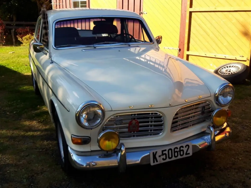 <span class="font-weight-bold" data-lab-font_weight_desktop="font-weight-bold">DAGSLYS:</span> Leif Ove Walle har en forkjærlighet for solide Volvoer – og sørger for ekstralamper som lyser omtrent fra Hamar til Gjøvik. <span class="font-weight-bold" data-lab-font_weight_desktop="font-weight-bold">DAGSLYS:</span> Leif Ove Walle har en forkjærlighet for solide Volvoer – og sørger for ekstralamper som lyser omtrent fra Hamar til Gjøvik.