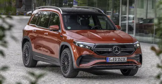 Mercedes-EQ, EQB 350 4MATIC (Stromverbrauch kombiniert NEFZ: 16,2 kWh/100 km;
CO2-Emissionen kombiniert: 0 g/km), AMG Line; Exterieur: patagonienrot// Mercedes-EQ, EQB 350 4MATIC, AMG Line; exterior: patagonia red Mercedes-EQ, EQB 350 4MATIC (Stromverbrauch kombiniert NEFZ: 16,2 kWh/100 km;
CO2-Emissionen kombiniert: 0 g/km), AMG Line; Exterieur: patagonienrot// Mercedes-EQ, EQB 350 4MATIC, AMG Line; exterior: patagonia red
