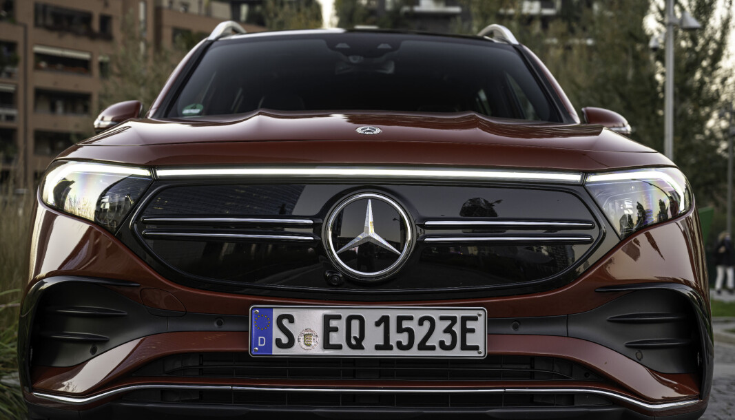 <span class=" font-weight-bold" data-lab-font_weight_desktop="font-weight-bold">GLATTERE: </span>Fronten til EQB er litt glattere og mindre røff enn på søskenet med dieselmotor, GLB. <span class=" font-weight-bold" data-lab-font_weight_desktop="font-weight-bold">GLATTERE: </span>Fronten til EQB er litt glattere og mindre røff enn på søskenet med dieselmotor, GLB.