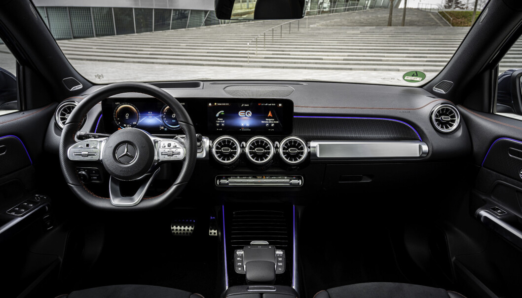 <span class=" font-weight-bold" data-lab-font_weight_desktop="font-weight-bold">VELKJENT:</span> Dette instrumentpanelet er kjent fra alle de mindre modellene i Mercedes-utvalget, bortsett fra C-klasse. Det fungerer bra etter litt tilvenning, og ser bra ut – med unntak av all den svartlakkerte plasten rundt de store luftdysene. <span class=" font-weight-bold" data-lab-font_weight_desktop="font-weight-bold">VELKJENT:</span> Dette instrumentpanelet er kjent fra alle de mindre modellene i Mercedes-utvalget, bortsett fra C-klasse. Det fungerer bra etter litt tilvenning, og ser bra ut – med unntak av all den svartlakkerte plasten rundt de store luftdysene.