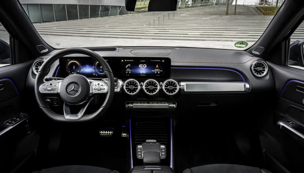 <span class=" font-weight-bold" data-lab-font_weight_desktop="font-weight-bold">VELKJENT:</span> Dette instrumentpanelet er kjent fra alle de mindre modellene i Mercedes-utvalget, bortsett fra C-klasse. Det fungerer bra etter litt tilvenning, og ser bra ut – med unntak av all den svartlakkerte plasten rundt de store luftdysene. <span class=" font-weight-bold" data-lab-font_weight_desktop="font-weight-bold">VELKJENT:</span> Dette instrumentpanelet er kjent fra alle de mindre modellene i Mercedes-utvalget, bortsett fra C-klasse. Det fungerer bra etter litt tilvenning, og ser bra ut – med unntak av all den svartlakkerte plasten rundt de store luftdysene.