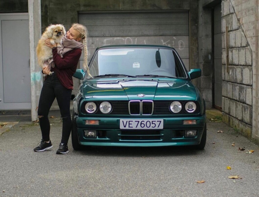 <span class="font-weight-bold" data-lab-font_weight_desktop="font-weight-bold">BMW-BEIST:</span> Camilla Hundsnes Klausen og hunden Rossi trives i nærheten av sitt tyske, grønne familiesmykke. <span class="font-weight-bold" data-lab-font_weight_desktop="font-weight-bold">BMW-BEIST:</span> Camilla Hundsnes Klausen og hunden Rossi trives i nærheten av sitt tyske, grønne familiesmykke.