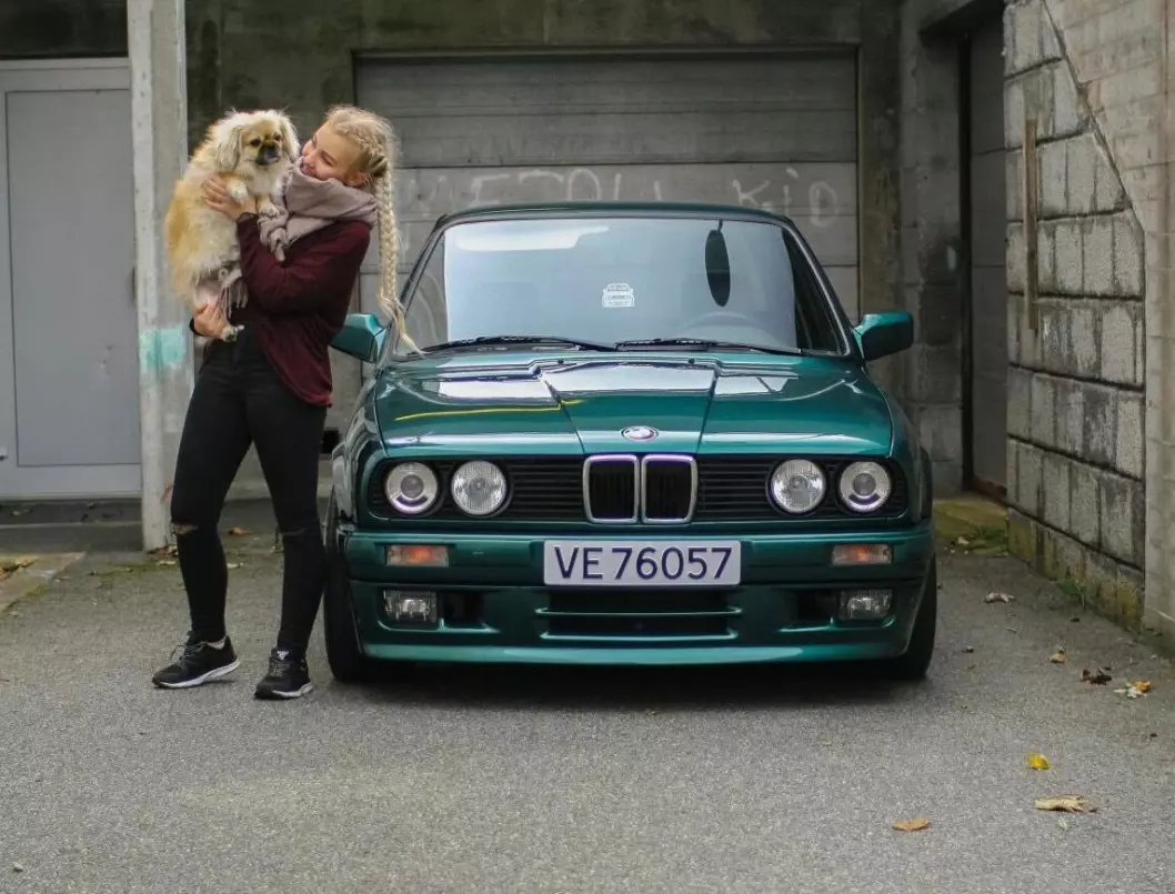 <span class="font-weight-bold" data-lab-font_weight_desktop="font-weight-bold">BMW-BEIST:</span> Camilla Hundsnes Klausen og hunden Rossi trives i nærheten av sitt tyske, grønne familiesmykke.