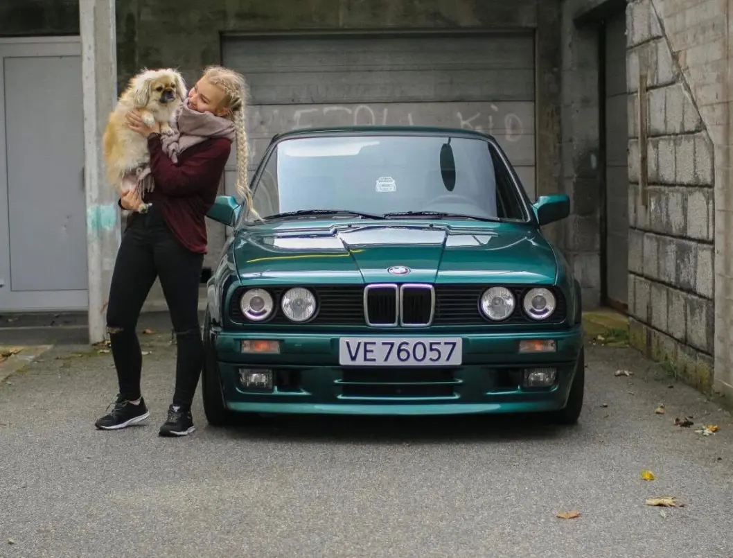 <span class="font-weight-bold" data-lab-font_weight_desktop="font-weight-bold">BMW-BEIST:</span> Camilla Hundsnes Klausen og hunden Rossi trives i nærheten av sitt tyske, grønne familiesmykke. <span class="font-weight-bold" data-lab-font_weight_desktop="font-weight-bold">BMW-BEIST:</span> Camilla Hundsnes Klausen og hunden Rossi trives i nærheten av sitt tyske, grønne familiesmykke.