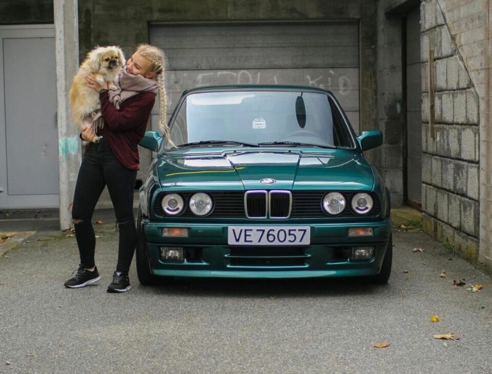 BMW-BEIST: Camilla Hundsnes Klausen og hunden Rossi trives i nærheten av sitt tyske, grønne familiesmykke.
