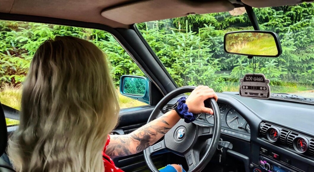<span class="font-weight-bold" data-lab-font_weight_desktop="font-weight-bold">INNEKOS:</span> Camilla Hundsnes Klausen har det like moro bak rattet på sin BMW 3-serie 1989-modell som andre har når de tyner bilspill på dataen hjemme. <span class="font-weight-bold" data-lab-font_weight_desktop="font-weight-bold">INNEKOS:</span> Camilla Hundsnes Klausen har det like moro bak rattet på sin BMW 3-serie 1989-modell som andre har når de tyner bilspill på dataen hjemme.