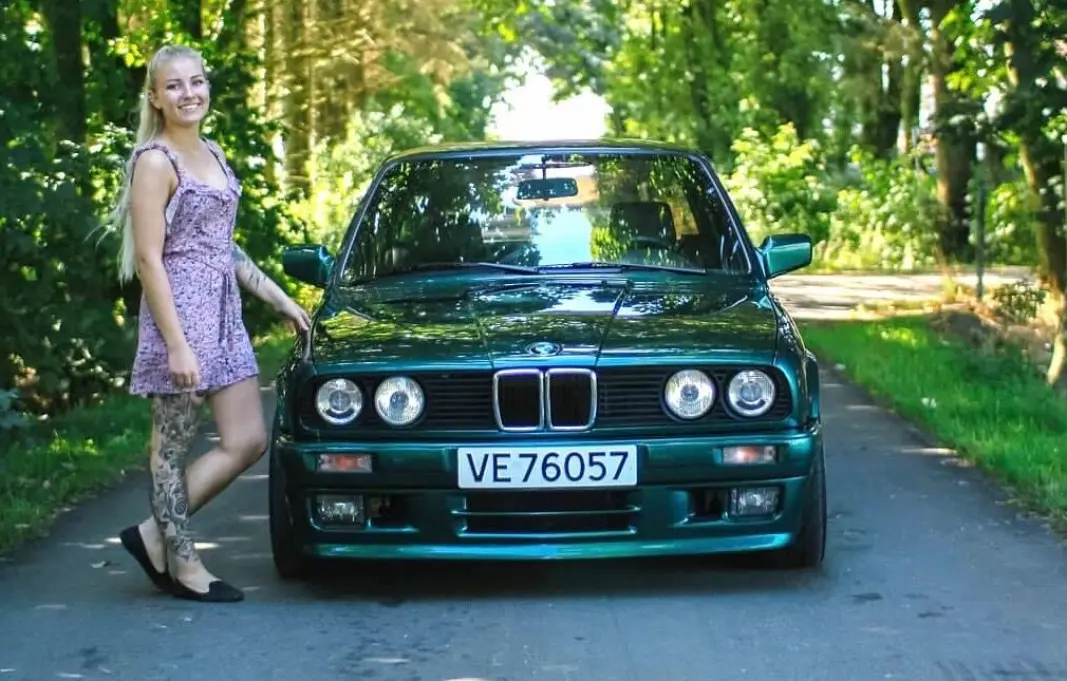 FRONTFIGUR: Camilla Hundsnes Klausen, som står bak instagramkontoen @bmwmillis, ser på BMW 3-serie E30 som en av de aller mest vellykkede modellseriene fra den tyske fabrikken – grunnet renskåren design og skarpskodde kjøreegenskaper. FRONTFIGUR: Camilla Hundsnes Klausen, som står bak instagramkontoen @bmwmillis, ser på BMW 3-serie E30 som en av de aller mest vellykkede modellseriene fra den tyske fabrikken – grunnet renskåren design og skarpskodde kjøreegenskaper.