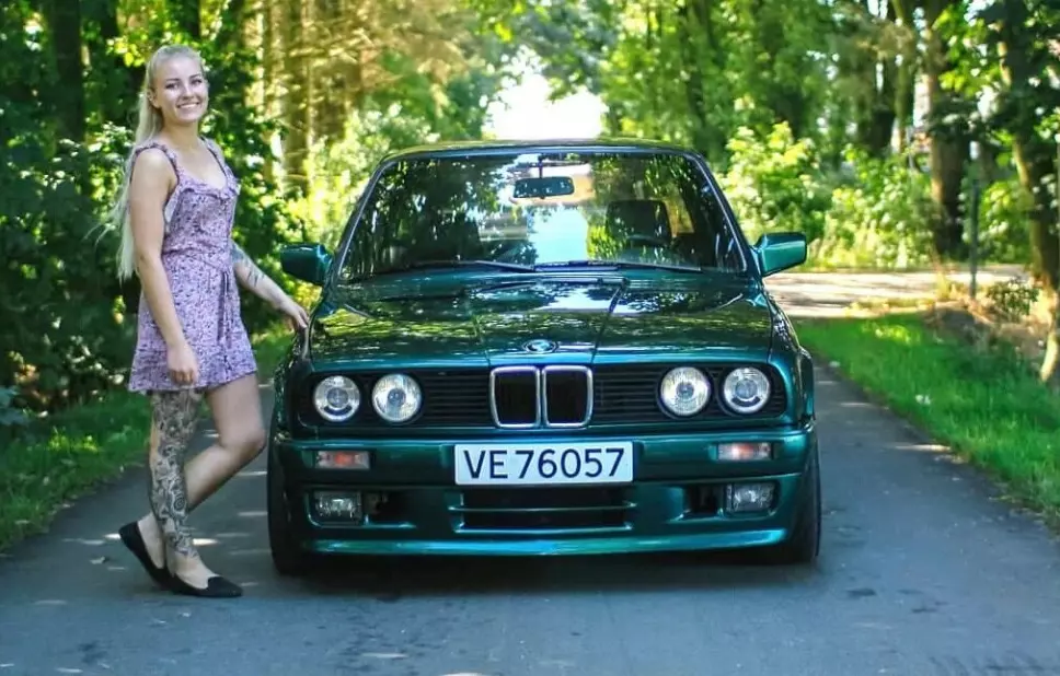 FRONTFIGUR: Camilla Hundsnes Klausen, som står bak instagramkontoen @bmwmillis, ser på BMW 3-serie E30 som en av de aller mest vellykkede modellseriene fra den tyske fabrikken – grunnet renskåren design og skarpskodde kjøreegenskaper.