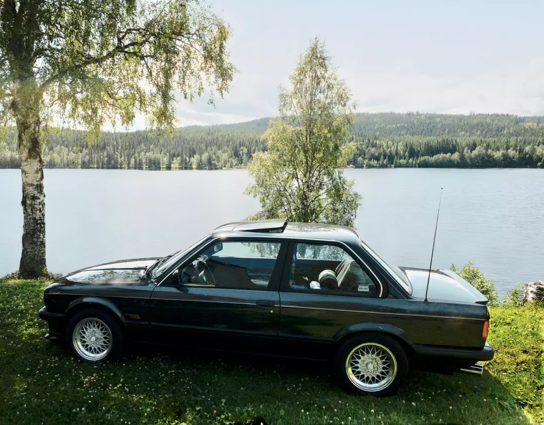 <span class="font-weight-bold" data-lab-font_weight_desktop="font-weight-bold">25 ÅRS FORSKJELL: </span>Geir Ove Lilleeng har tatt samme motiv med et kvart århundres mellomrom – det øverste bildet viser hans første BMW E30 fra 1996, og det nederste hans seneste, kjøpt i fjor.