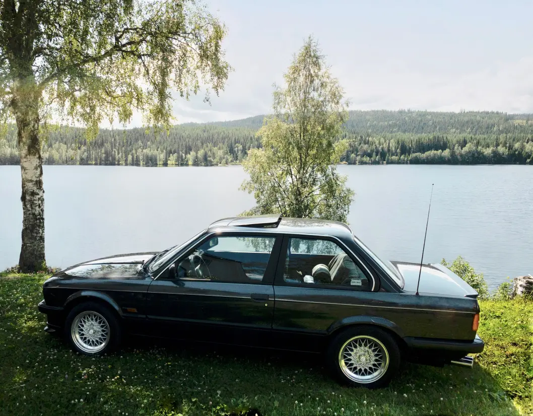 <span class="font-weight-bold" data-lab-font_weight_desktop="font-weight-bold">25 ÅRS FORSKJELL: </span>Geir Ove Lilleeng har tatt samme motiv med et kvart århundres mellomrom – det øverste bildet viser hans første BMW E30 fra 1996, og det nederste hans seneste, kjøpt i fjor. <span class="font-weight-bold" data-lab-font_weight_desktop="font-weight-bold">25 ÅRS FORSKJELL: </span>Geir Ove Lilleeng har tatt samme motiv med et kvart århundres mellomrom – det øverste bildet viser hans første BMW E30 fra 1996, og det nederste hans seneste, kjøpt i fjor.