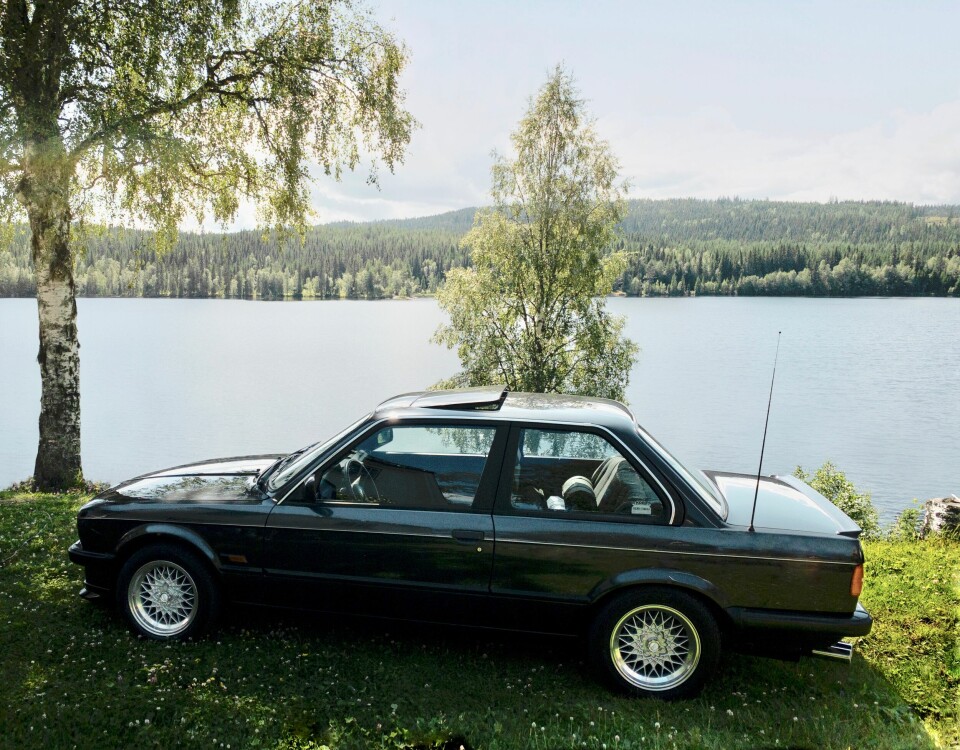 25 ÅRS FORSKJELL: Geir Ove Lilleeng har tatt samme motiv med et kvart århundres mellomrom – det øverste bildet viser hans første BMW E30 fra 1996, og det nederste hans seneste, kjøpt i fjor.