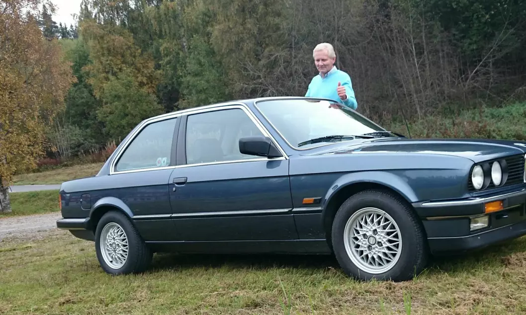 <span class="font-weight-bold" data-lab-font_weight_desktop="font-weight-bold">NYKLASSISK:</span> Stein Pauli Nilsen hentet nøklene til sine BMW 320i i 1985 – og har siden beholdt tyskeren.