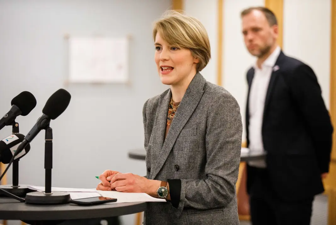 – BARE Å ENDRE LOVEN: Kari Elisabeth Kaski, finanspolitisk talsperson i SV, tror det vil gå greit å gjennomføre elbilmomsen. I bakgrunnen SV-leder Audun Lysbakken. – BARE Å ENDRE LOVEN: Kari Elisabeth Kaski, finanspolitisk talsperson i SV, tror det vil gå greit å gjennomføre elbilmomsen. I bakgrunnen SV-leder Audun Lysbakken.