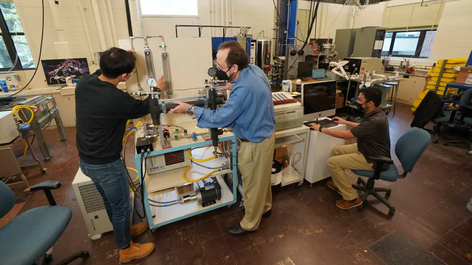 NYE TIDER: Professor Issam Mudawar (i blå skjorte) og kollegene ved Purdue University har laget en ladekabel som tåler fire ganger så sterk strømstyrke som dagens ladekabler.