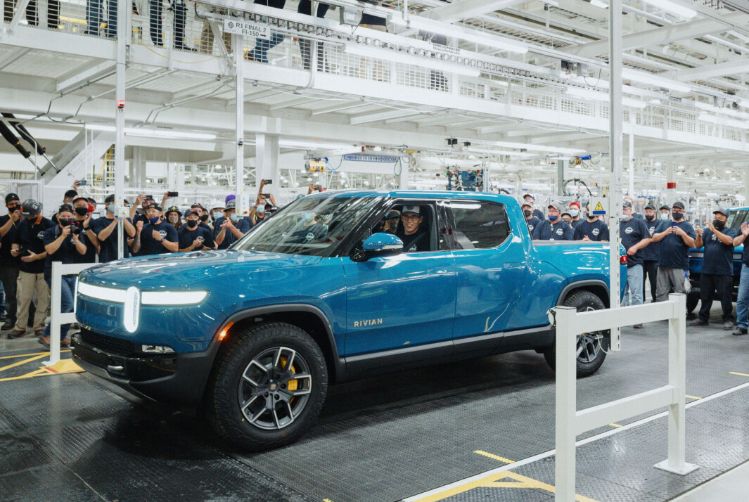 DEN FØRSTE: Rivian-gründer RJ Scaringe bak rattet på den aller første bilen verdens tredje mest verdifulle bilselskap har produsert, pick-up-en RT1. DEN FØRSTE: Rivian-gründer RJ Scaringe bak rattet på den aller første bilen verdens tredje mest verdifulle bilselskap har produsert, pick-up-en RT1.