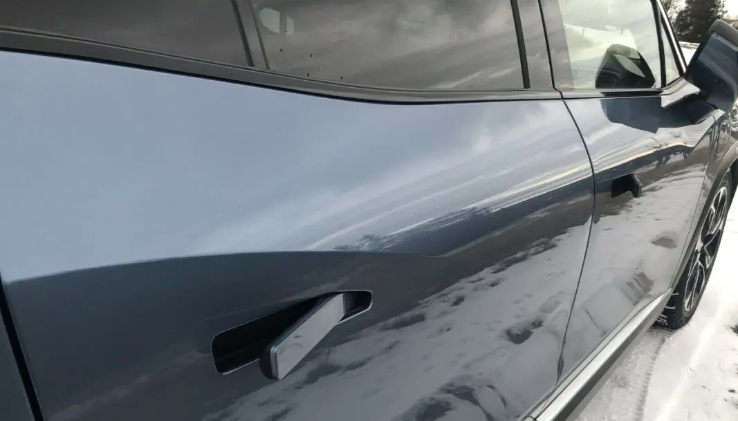 <span class=" font-weight-bold" data-lab-font_weight_desktop="font-weight-bold">SELVUTLØSER: </span>Tesla satte standarden med sine selvpresenterende dører. Nå har stadig flere denne løsningen. Det er praktisk når de åpner seg, som her. Klønete når du må åpne dem manuelt. <span class=" font-weight-bold" data-lab-font_weight_desktop="font-weight-bold">SELVUTLØSER: </span>Tesla satte standarden med sine selvpresenterende dører. Nå har stadig flere denne løsningen. Det er praktisk når de åpner seg, som her. Klønete når du må åpne dem manuelt.