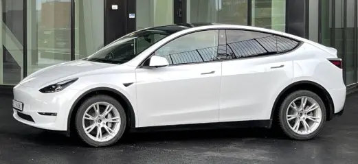 <span class="font-weight-bold" data-lab-font_weight_desktop="font-weight-bold">SIST, MEN FREMST:</span> Tesla Model Y har alt det beste fra Model 3 – og mer. <span class="font-weight-bold" data-lab-font_weight_desktop="font-weight-bold">SIST, MEN FREMST:</span> Tesla Model Y har alt det beste fra Model 3 – og mer.