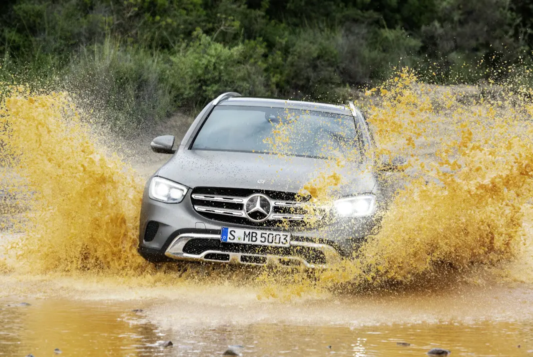 NESTEN FEILFRI: Pop-SUV-en Mercedes-Benz GLC er bilen med færrest feil i periodiske kontroller ved tyske verksteder. Her er 2019-modellen. NESTEN FEILFRI: Pop-SUV-en Mercedes-Benz GLC er bilen med færrest feil i periodiske kontroller ved tyske verksteder. Her er 2019-modellen.
