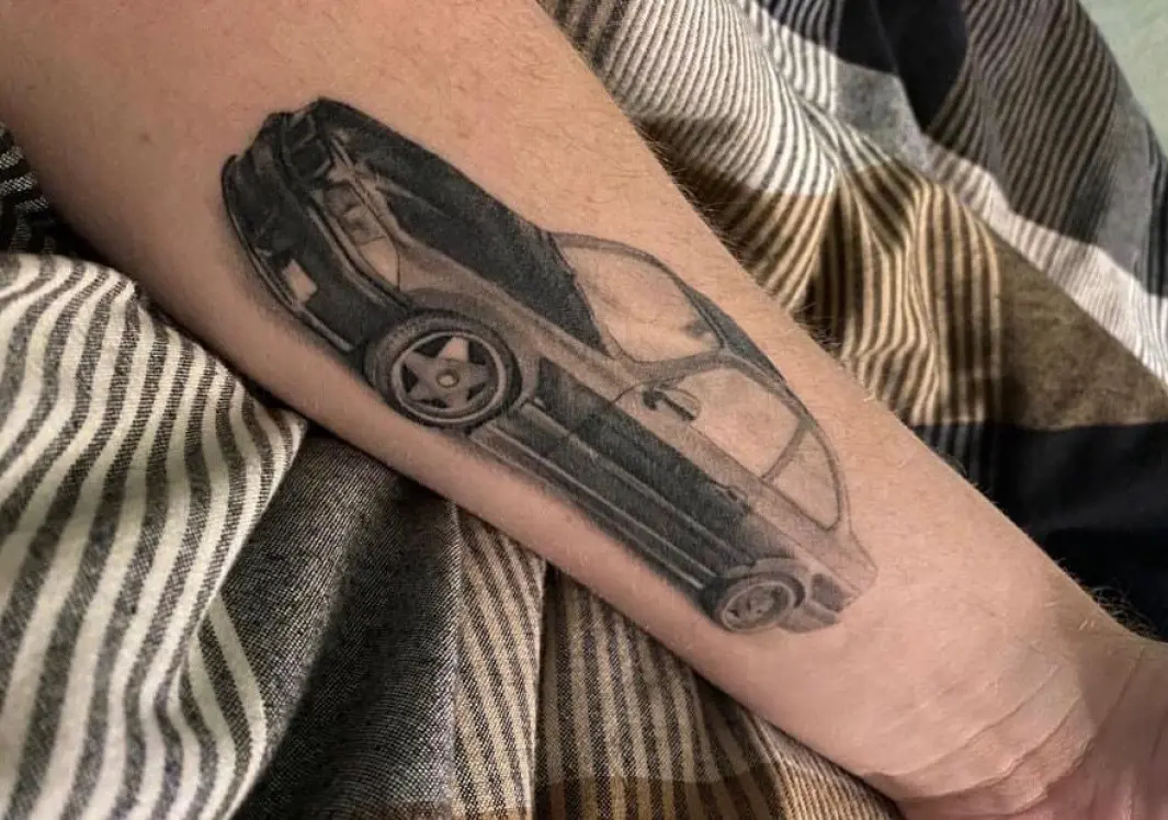 <span class="font-weight-bold" data-lab-font_weight_desktop="font-weight-bold">ARMKROK:</span> Thomas Egge på Gran i Hadeland fikk plass til en hel BMW på musklene. <span class="font-weight-bold" data-lab-font_weight_desktop="font-weight-bold">ARMKROK:</span> Thomas Egge på Gran i Hadeland fikk plass til en hel BMW på musklene.