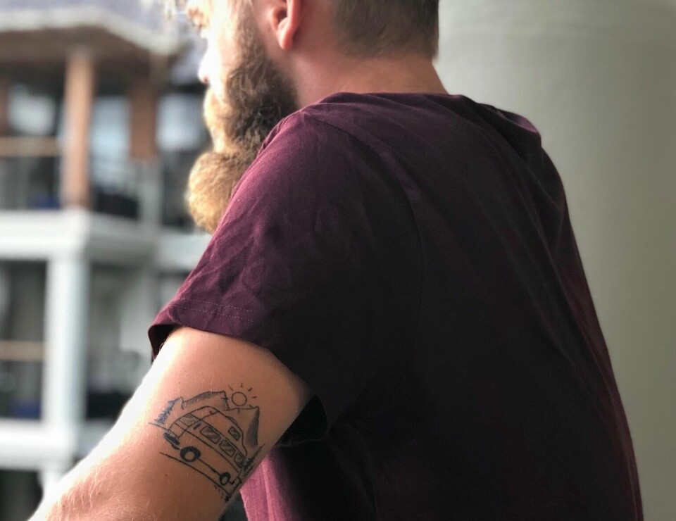 BILDRØMMEN: Fredrik Nordal knytter Folkevogn campingbuss med frihet – og en enkel, stilfull tatovering.