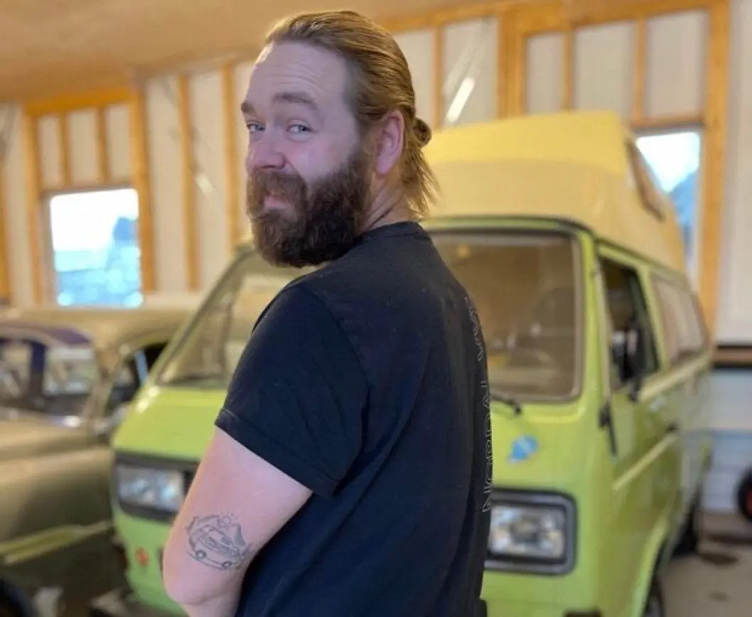 <span class="font-weight-bold" data-lab-font_weight_desktop="font-weight-bold">TATTO-VINDEN: </span>Fredrik Nordal har en pen samling med biler i garasjen – men foreløpig har bare et av åkene fått plass på armen. <span class="font-weight-bold" data-lab-font_weight_desktop="font-weight-bold">TATTO-VINDEN: </span>Fredrik Nordal har en pen samling med biler i garasjen – men foreløpig har bare et av åkene fått plass på armen.