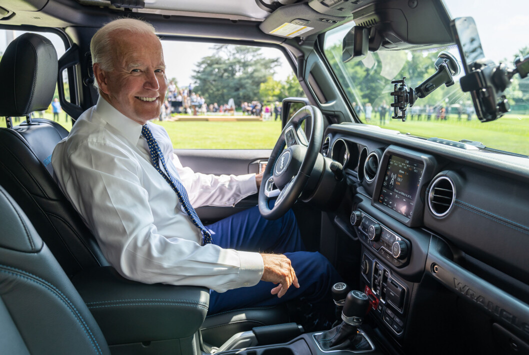 …OG VINNEREN ER: President Joe Biden gir General Motor-sjefen Mary Barra all ære for elbil-skiftet. …OG VINNEREN ER: President Joe Biden gir General Motor-sjefen Mary Barra all ære for elbil-skiftet.