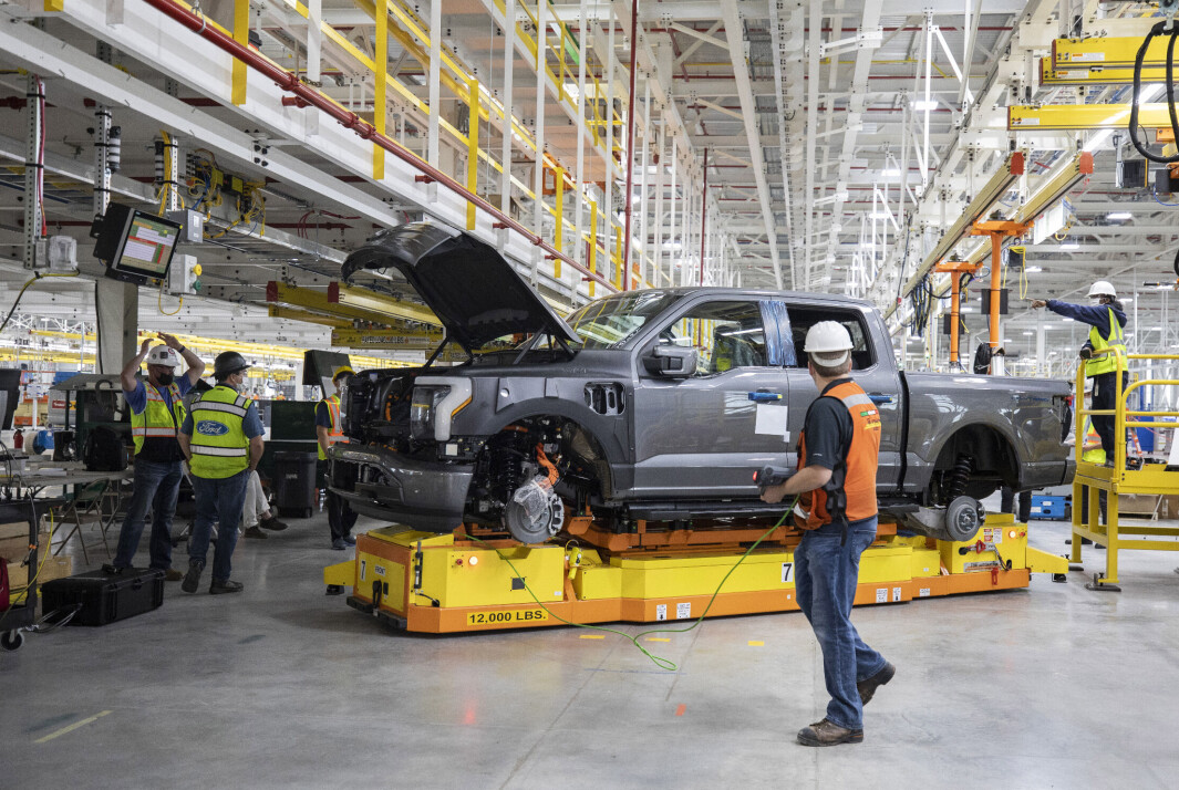 SNART KLAR: En førproduksjonsmodell av F-150 Lightning på den store Rouge-fabrikken ved Ford-komplekset i Michigan i høst. SNART KLAR: En førproduksjonsmodell av F-150 Lightning på den store Rouge-fabrikken ved Ford-komplekset i Michigan i høst.