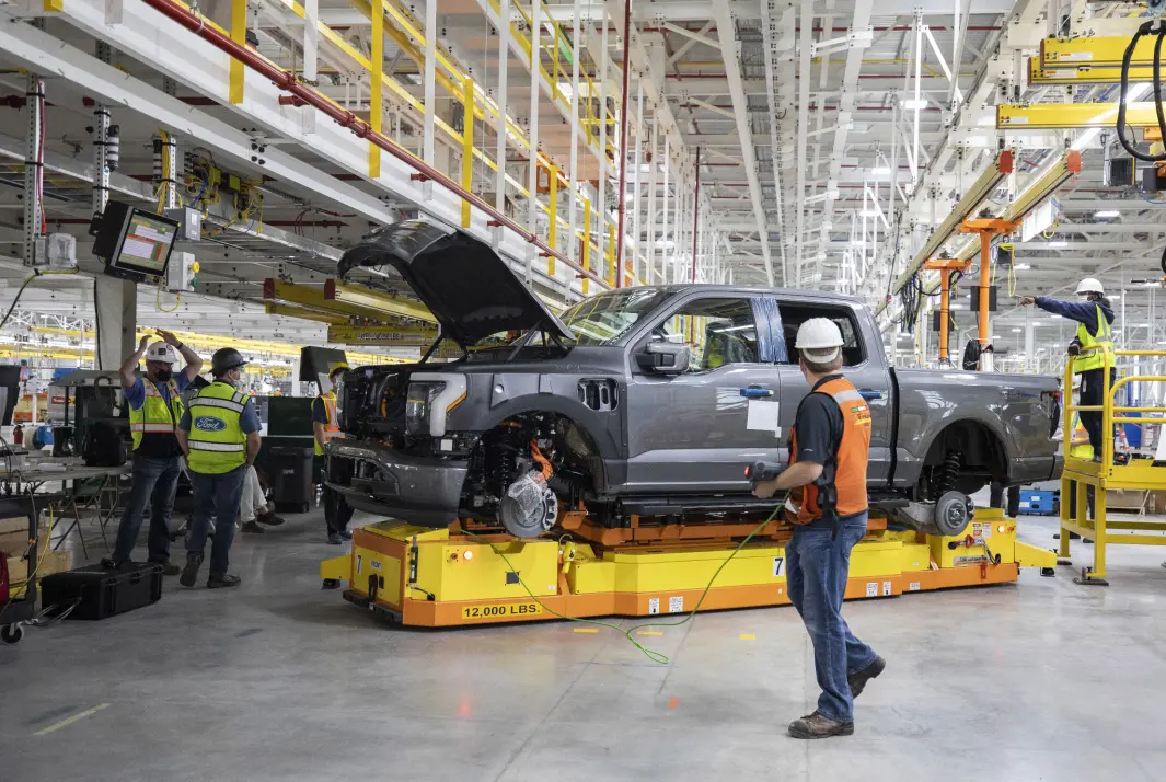 SNART KLAR: En førproduksjonsmodell av F-150 Lightning på den store Rouge-fabrikken ved Ford-komplekset i Michigan i høst. SNART KLAR: En førproduksjonsmodell av F-150 Lightning på den store Rouge-fabrikken ved Ford-komplekset i Michigan i høst.