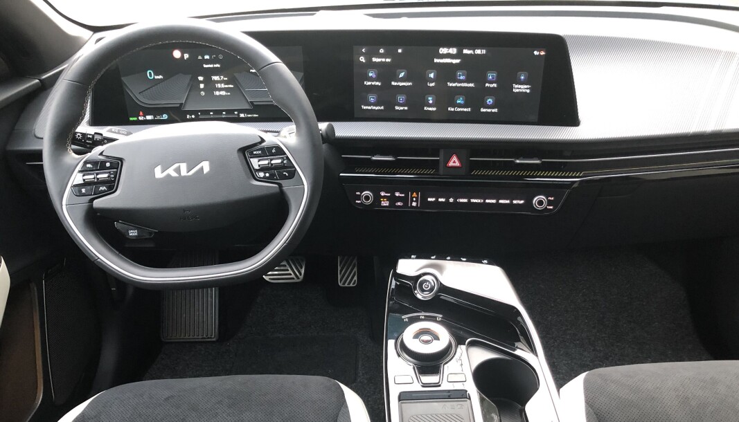 <span class=" font-weight-bold" data-lab-font_weight_desktop="font-weight-bold">COCKPIT: </span>Instrumentpanelet er litt vinklet mot føreren. Det gir en en intim og litt sportslig førerplass. Girvelgeren er blant de bedre på markedet. <span class=" font-weight-bold" data-lab-font_weight_desktop="font-weight-bold">COCKPIT: </span>Instrumentpanelet er litt vinklet mot føreren. Det gir en en intim og litt sportslig førerplass. Girvelgeren er blant de bedre på markedet.