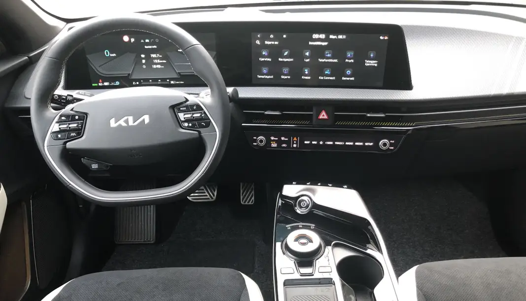 <span class=" font-weight-bold" data-lab-font_weight_desktop="font-weight-bold">COCKPIT: </span>Instrumentpanelet er litt vinklet mot føreren. Det gir en en intim og litt sportslig førerplass. Girvelgeren er blant de bedre på markedet. <span class=" font-weight-bold" data-lab-font_weight_desktop="font-weight-bold">COCKPIT: </span>Instrumentpanelet er litt vinklet mot føreren. Det gir en en intim og litt sportslig førerplass. Girvelgeren er blant de bedre på markedet.