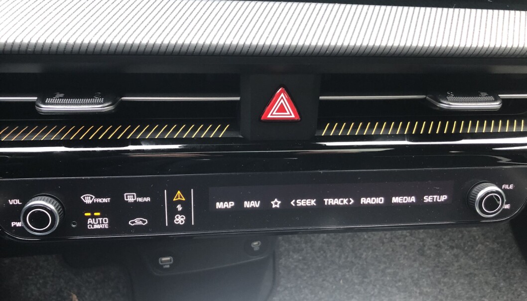 <span class=" font-weight-bold" data-lab-font_weight_desktop="font-weight-bold">MENY: </span>Trykk på den gule pila, og du får opp denne menyen med diverse hurtigknapper. Hjulene på hver side styrer volum og kanalvalg. <span class=" font-weight-bold" data-lab-font_weight_desktop="font-weight-bold">MENY: </span>Trykk på den gule pila, og du får opp denne menyen med diverse hurtigknapper. Hjulene på hver side styrer volum og kanalvalg.