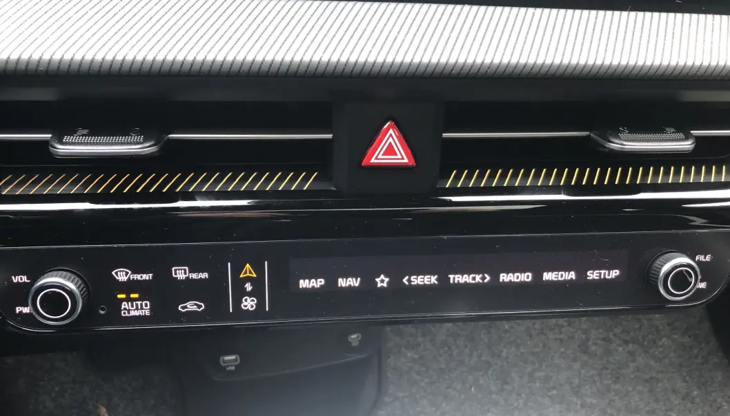 <span class=" font-weight-bold" data-lab-font_weight_desktop="font-weight-bold">MENY: </span>Trykk på den gule pila, og du får opp denne menyen med diverse hurtigknapper. Hjulene på hver side styrer volum og kanalvalg. <span class=" font-weight-bold" data-lab-font_weight_desktop="font-weight-bold">MENY: </span>Trykk på den gule pila, og du får opp denne menyen med diverse hurtigknapper. Hjulene på hver side styrer volum og kanalvalg.