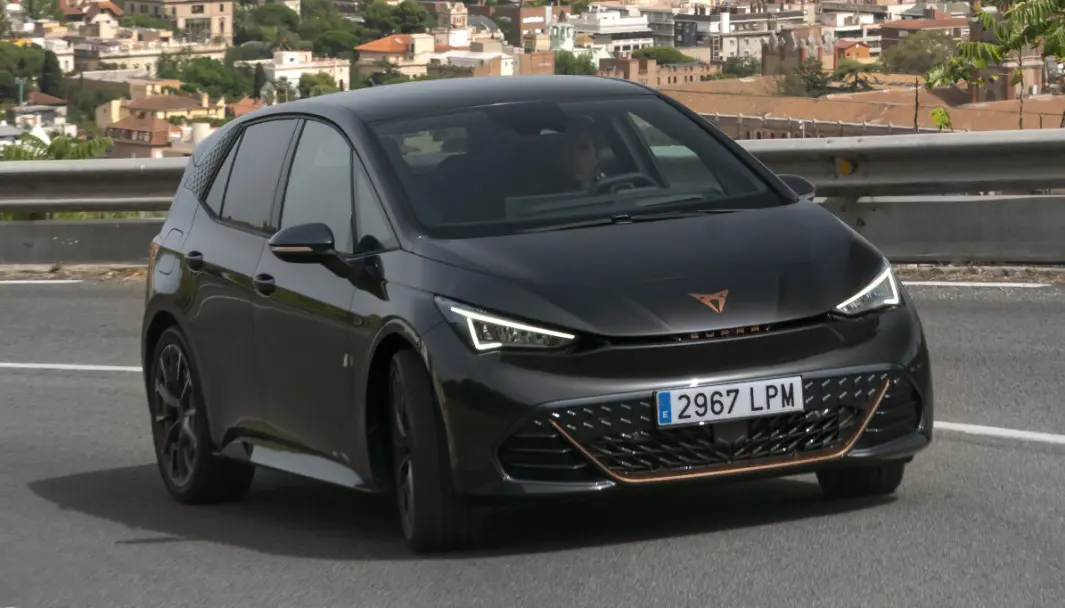 RUNDT NESTE SVING: De første Cupra Born kommer på norske veier før årsskiftet. RUNDT NESTE SVING: De første Cupra Born kommer på norske veier før årsskiftet.