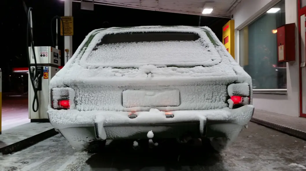 <span class="font-weight-bold" data-lab-font_weight_desktop="font-weight-bold">SNØSKAVL:</span> De ti seneste årene har Hans Petter Haugland hygget seg med Opel Rekords Caravan som primærtransport – for å kjenne naturens luner på tennene. <span class="font-weight-bold" data-lab-font_weight_desktop="font-weight-bold">SNØSKAVL:</span> De ti seneste årene har Hans Petter Haugland hygget seg med Opel Rekords Caravan som primærtransport – for å kjenne naturens luner på tennene.