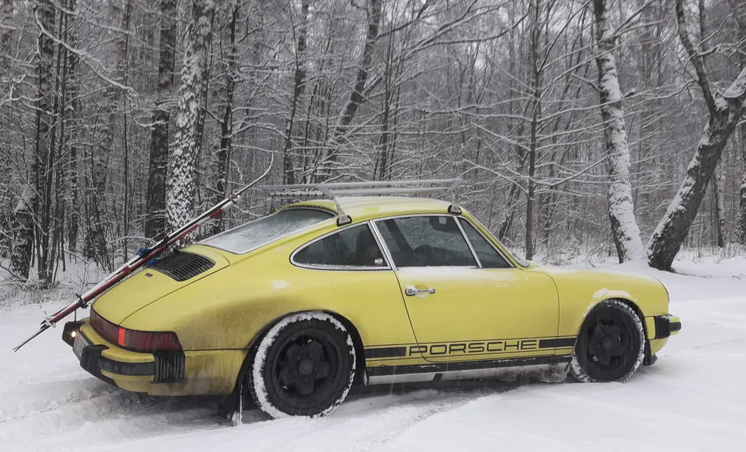 <span class="font-weight-bold" data-lab-font_weight_desktop="font-weight-bold">SKITREKK: </span>Thomas Mortensen i Kristiansand er så glad i å kjøre sin Porsche 911 at han gjerne forlenger veteranbilsesongen med seks måneders vinterkjøring. <span class="font-weight-bold" data-lab-font_weight_desktop="font-weight-bold">SKITREKK: </span>Thomas Mortensen i Kristiansand er så glad i å kjøre sin Porsche 911 at han gjerne forlenger veteranbilsesongen med seks måneders vinterkjøring.