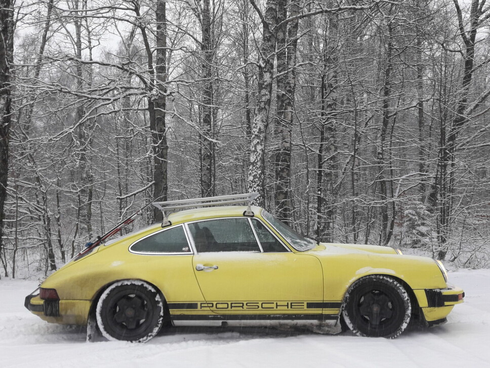 SNØFRESER: Porsche-entusiast Thomas Mortensen fant ut at hans 911 er senket såpass at den også egner seg som plog.