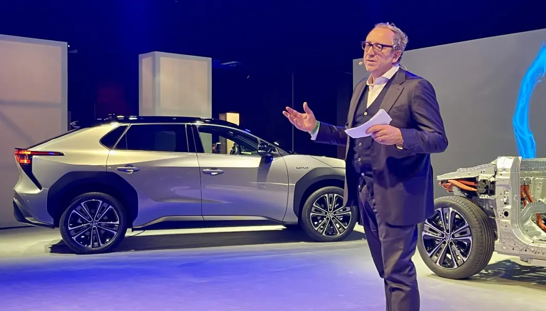 SUV KOMMER: Toyota-sjef Andrea Carlucci foran bZ4X, selskapets første helelektriske personbil. SUV KOMMER: Toyota-sjef Andrea Carlucci foran bZ4X, selskapets første helelektriske personbil.