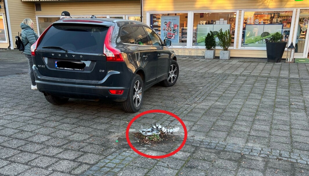 DYR SKADE: På torget stikker disse restene opp fra bakken. Bilen på bildet har ingenting med denne saken å gjøre. DYR SKADE: På torget stikker disse restene opp fra bakken. Bilen på bildet har ingenting med denne saken å gjøre.